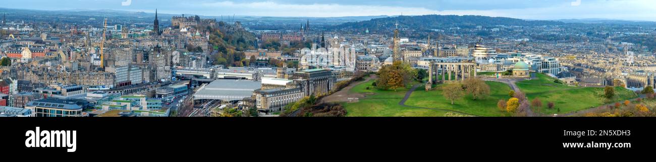 Edinburgh, Schottland, Edinburgh Stadtzentrum aus der Vogelperspektive von Calton Hill mit Edinburgh Castle, Waverley Bahnhof. Touristenattraktionen Stockfoto