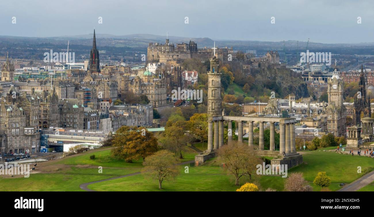 Edinburgh, Schottland, Edinburgh Stadtzentrum aus der Vogelperspektive von Calton Hill mit Edinburgh Castle, Waverley Bahnhof. Touristenattraktionen Stockfoto