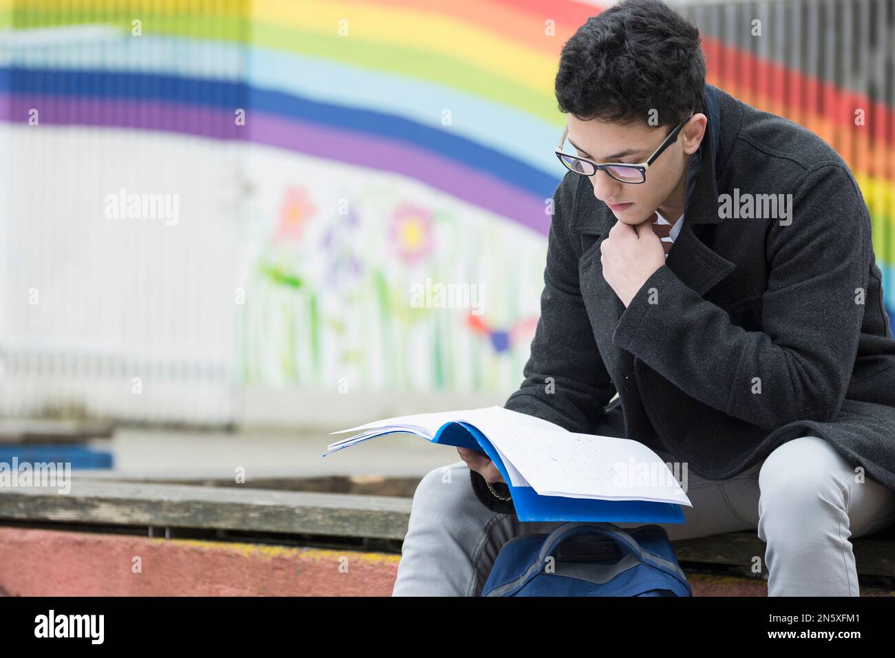 Universitätsstudentin liest Buch in der Campus-Schule Bayern Stockfoto