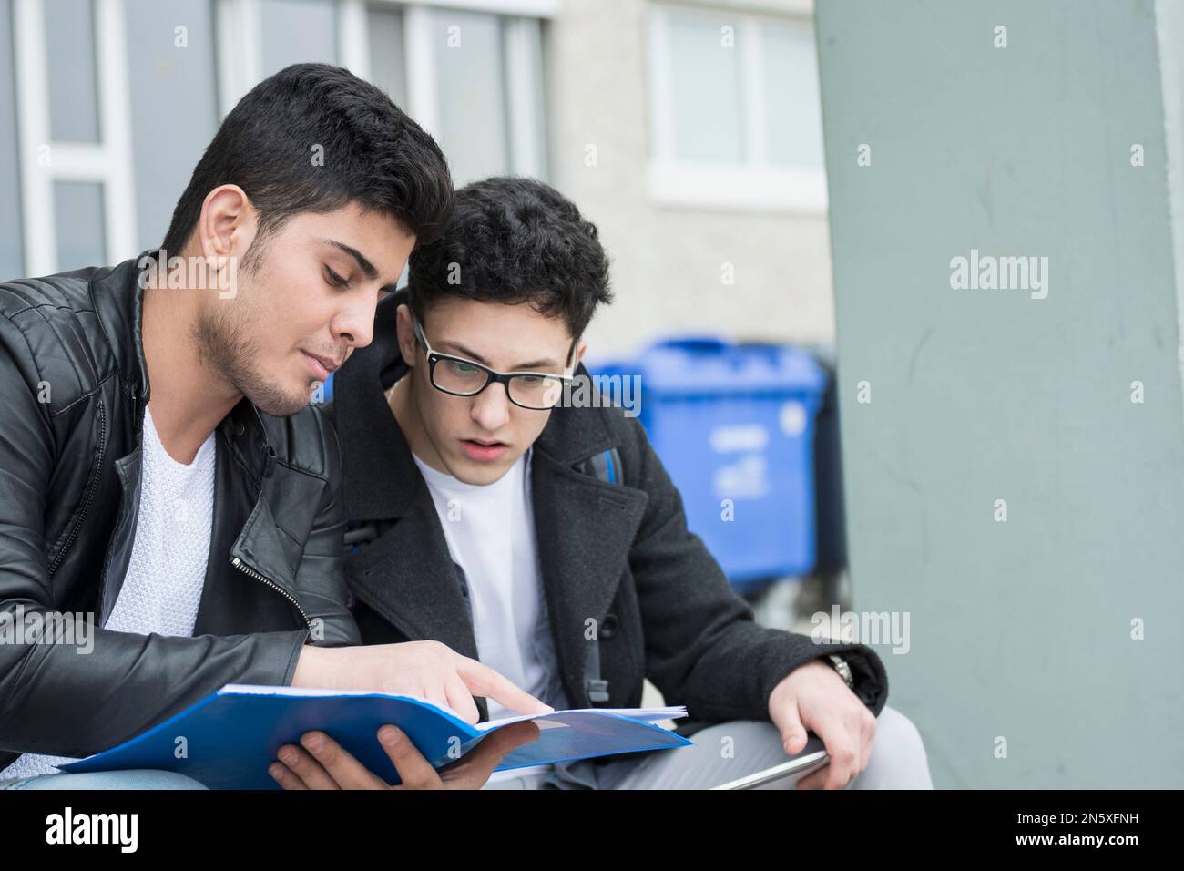Studierende lesen Buch in der Campus-Schule Bayern Stockfoto