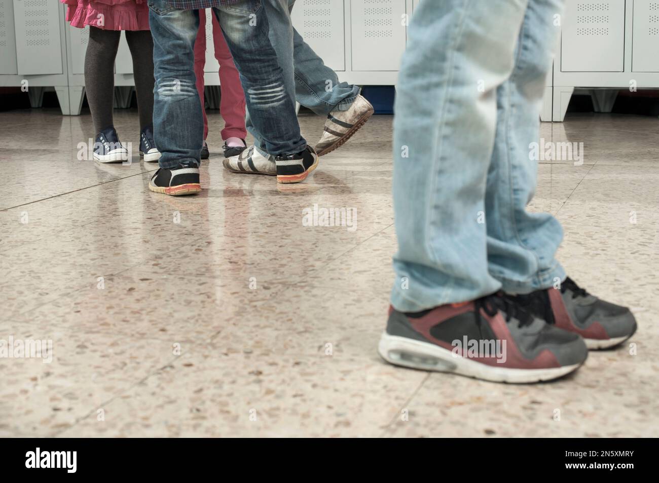 Der Schuljunge wird von seinen Klassenkameraden in Bayern gemobbt Stockfoto