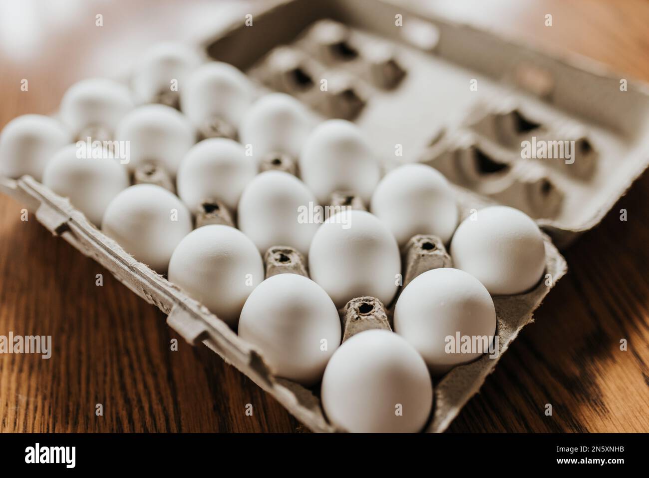 Nahaufnahme des offenen Kartons mit Frischwaren, die weiße Eier gekauft haben Stockfoto