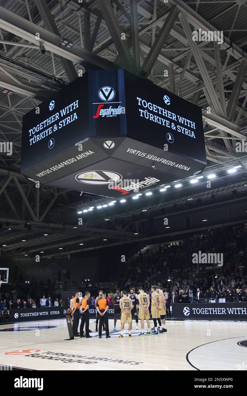 Zum Gedenken an die Opfer des Erdbebens in der Türkei wird eine Schweigeminute eingelegt. Während des Euroleague-Basketballspiels Segafredo Virtus Bologna vs. FC Barcelona - Bologna, Italien, 09. Februar 2023 in der Segafredo Arena - Stockfoto