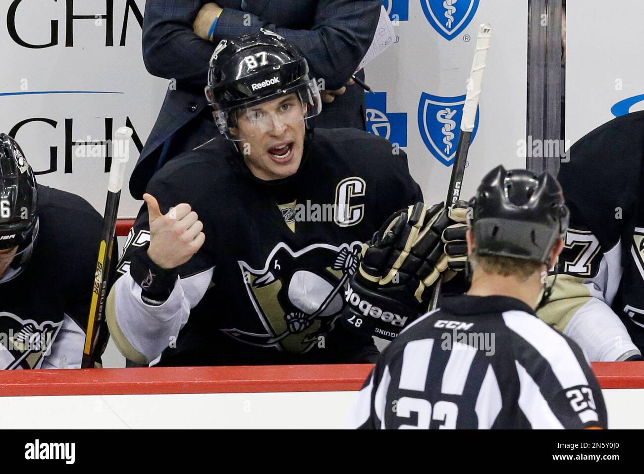 Pittsburgh Penguins' Sidney Crosby (87) talks with referee Brad Watson (23) during the third period of an NHL hockey game against the Minnesota Wild in Pittsburgh Thursday, Dec. 19, 2013. The Penguins won 5-2. (AP Photo/Gene J. Puskar) Stockfoto