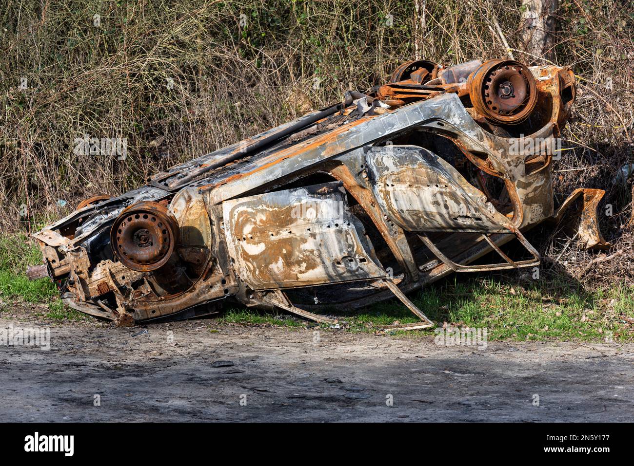 Ein zerstörtes Auto, das nach einem Unfall auf den Kopf gestellt wurde. Stockfoto