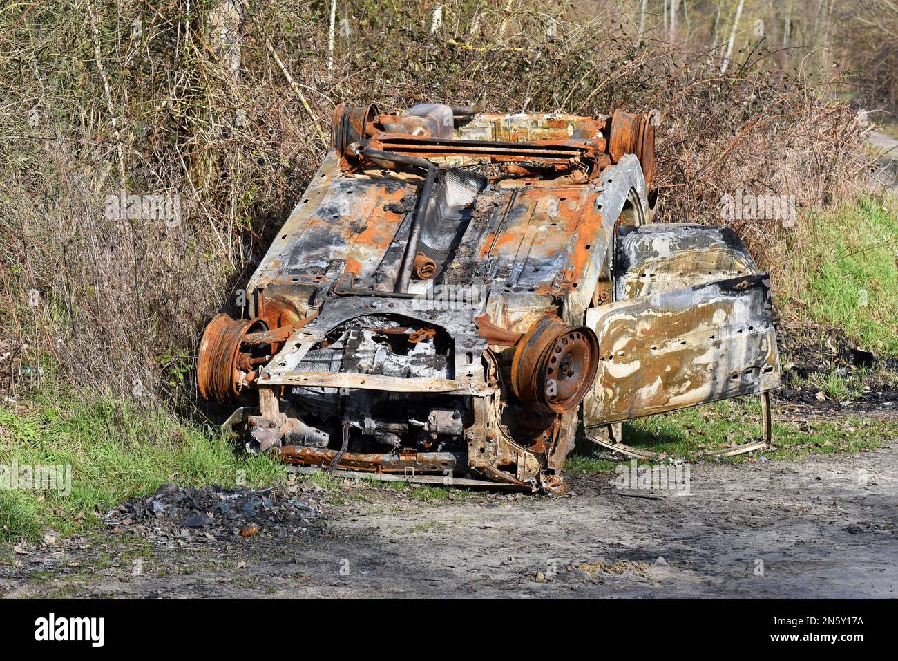 Ein zerstörtes Auto, das nach einem Unfall auf den Kopf gestellt wurde. Stockfoto