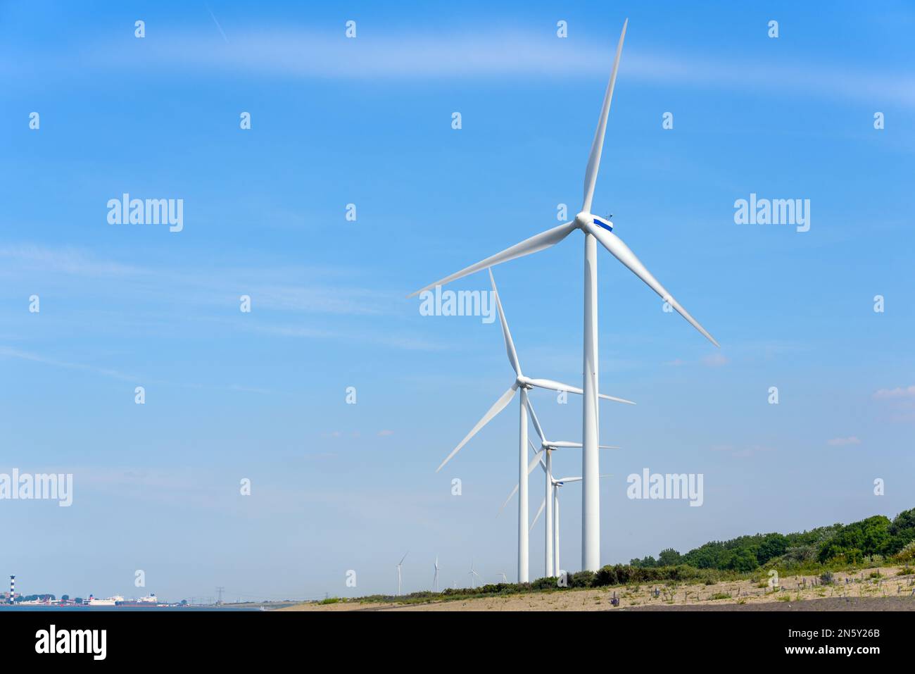 Windpark am Ufer der Nordsee an klaren Tagen Stockfoto