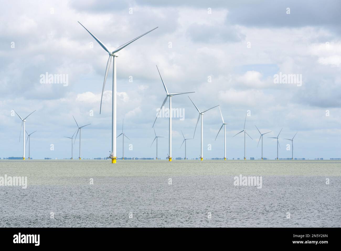 Offshore-Windpark an einem bewölkten Tag Stockfoto