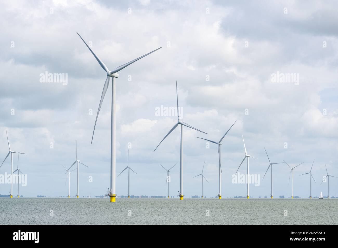Offshore-Windpark in den Niederlanden an einem bedeckten Sommertag Stockfoto
