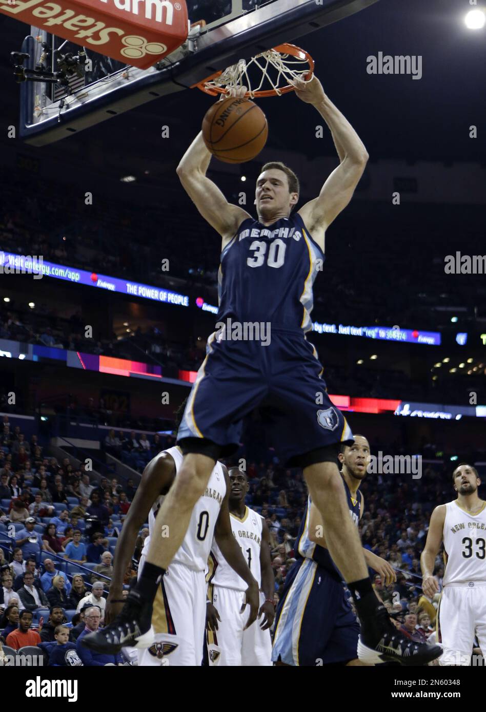 Memphis Grizzlies power forward Jon Leuer (30) slam dunks in the first half of an NBA basketball game against the New Orleans Pelicans in New Orleans, Friday, Dec. 13, 2013. (AP Photo/Gerald Herbert) Stockfoto