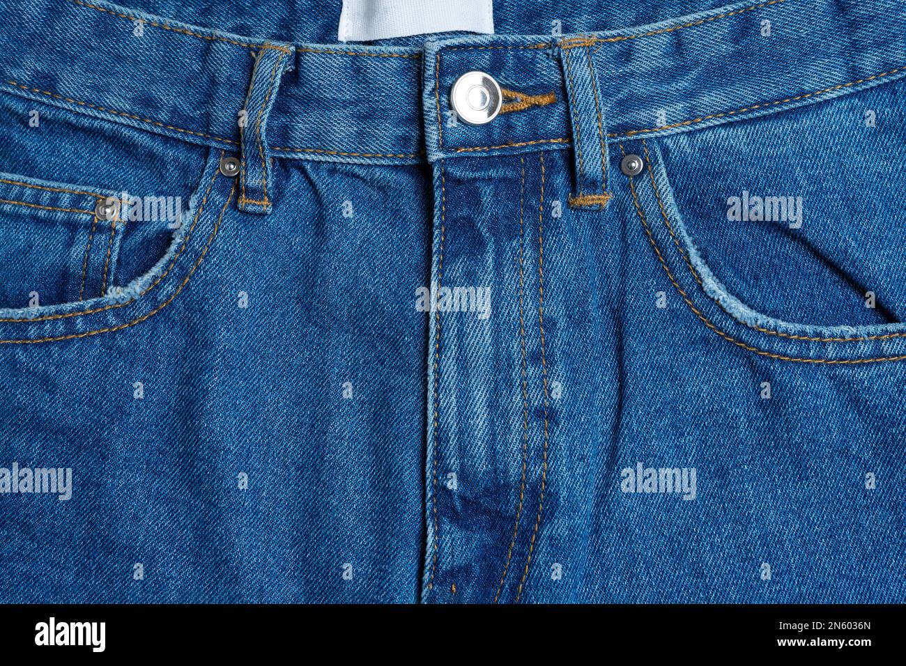 Nahaufnahme der Vorderseite und der Taschen aus blauer Jeans. Denim-Hintergrund, Textur, Tapete, Modekonzept. Designdetails, Knöpfe und Nähte. Stockfoto