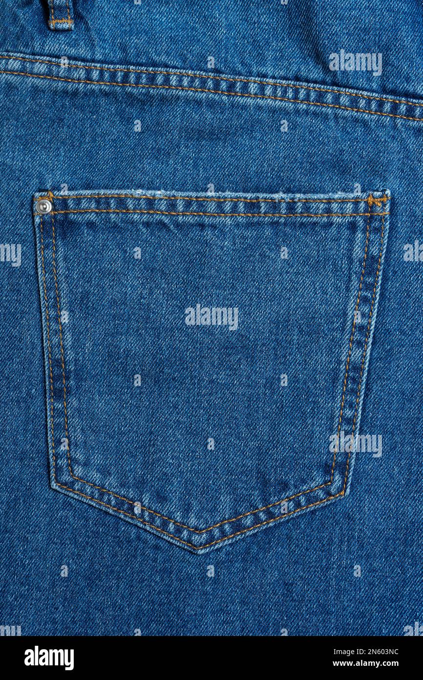 Nahaufnahme der Rückseite und der Taschen mit blauer Jeans-Hose. Denim-Hintergrund, Textur, Tapete, Modekonzept. Designdetails, Knöpfe und Nähte. Stockfoto