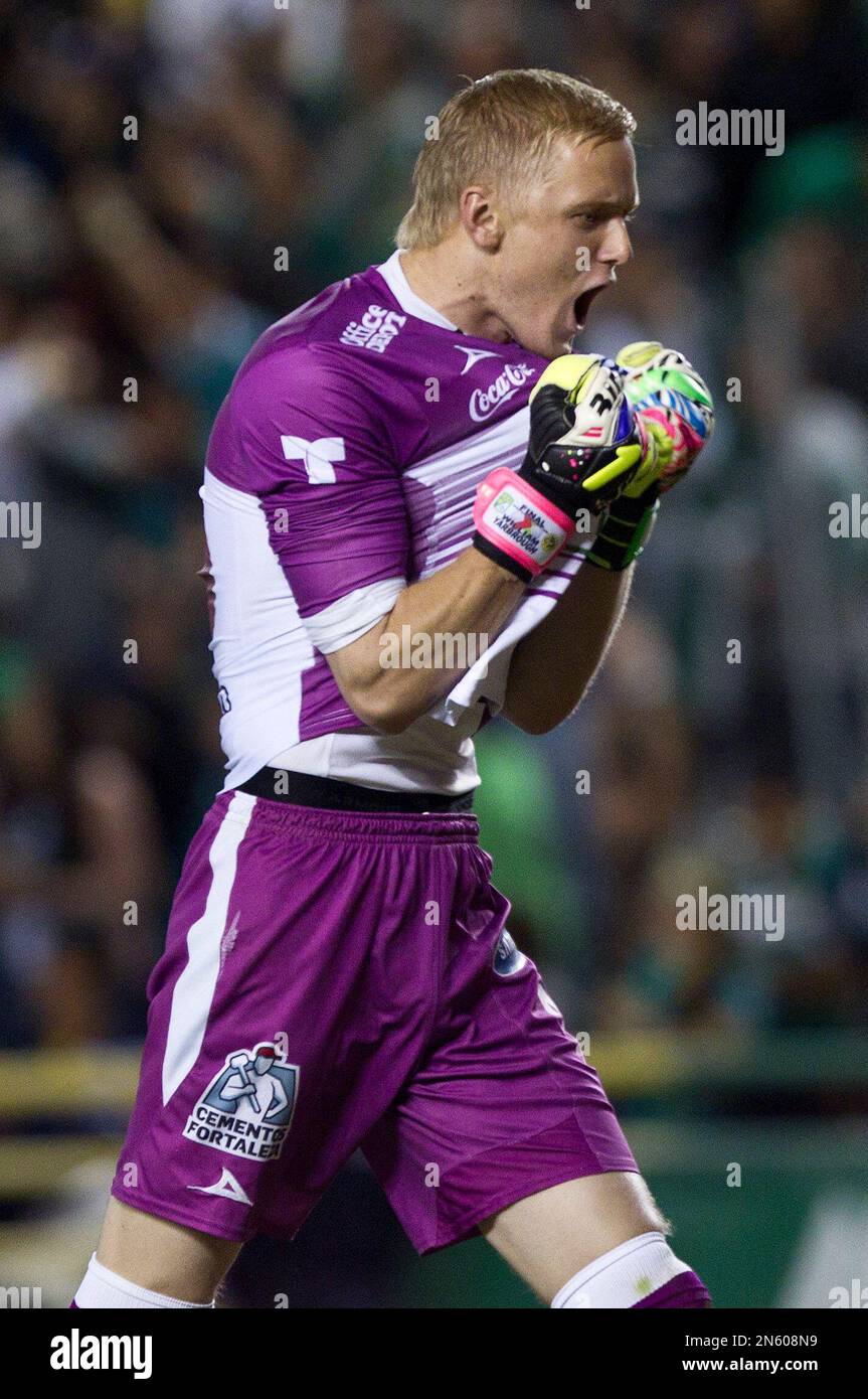 Leon's goalkeeper William Yarbrough celebrates after his teammate Carlos Pena scoring against America during the Mexico league first leg soccer final match in Leon, Mexico, Thursday, Dec. 12, 2013. (AP Photo/Christian Palma) Stockfoto