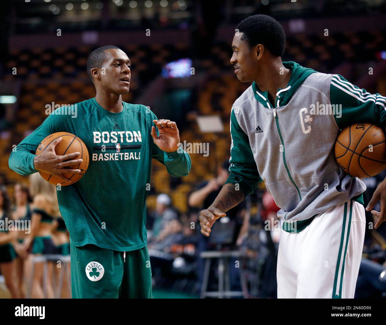 Boston Celtics guard Rajon Rondo, left, kids around with guard MarShon Brooks during pre-game warm-ups prior to an NBA basketball game against the Los Angeles Clippers in Boston, Wednesday, Dec. 11, 2013. Rondo has been sidelined all season with a knee injury. (AP Photo/Elise Amendola) Stockfoto