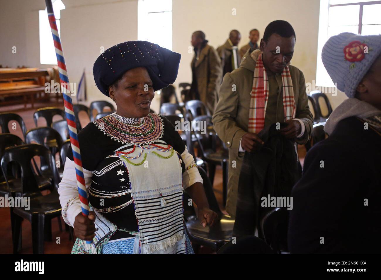 People pray for former South African president Nelson Mandela, inside the Methodist church, that he attended as a child at Mqhekezweni , South Africa, Wednesday, Dec. 11, 2013. A flag-draped casket containing the body of Nelson Mandela arrived with a military honor guard Wednesday for display in an amphitheater where he was sworn in 19 years ago as South Africa's first black president. (AP Photo/Schalk van Zuydam) Stockfoto