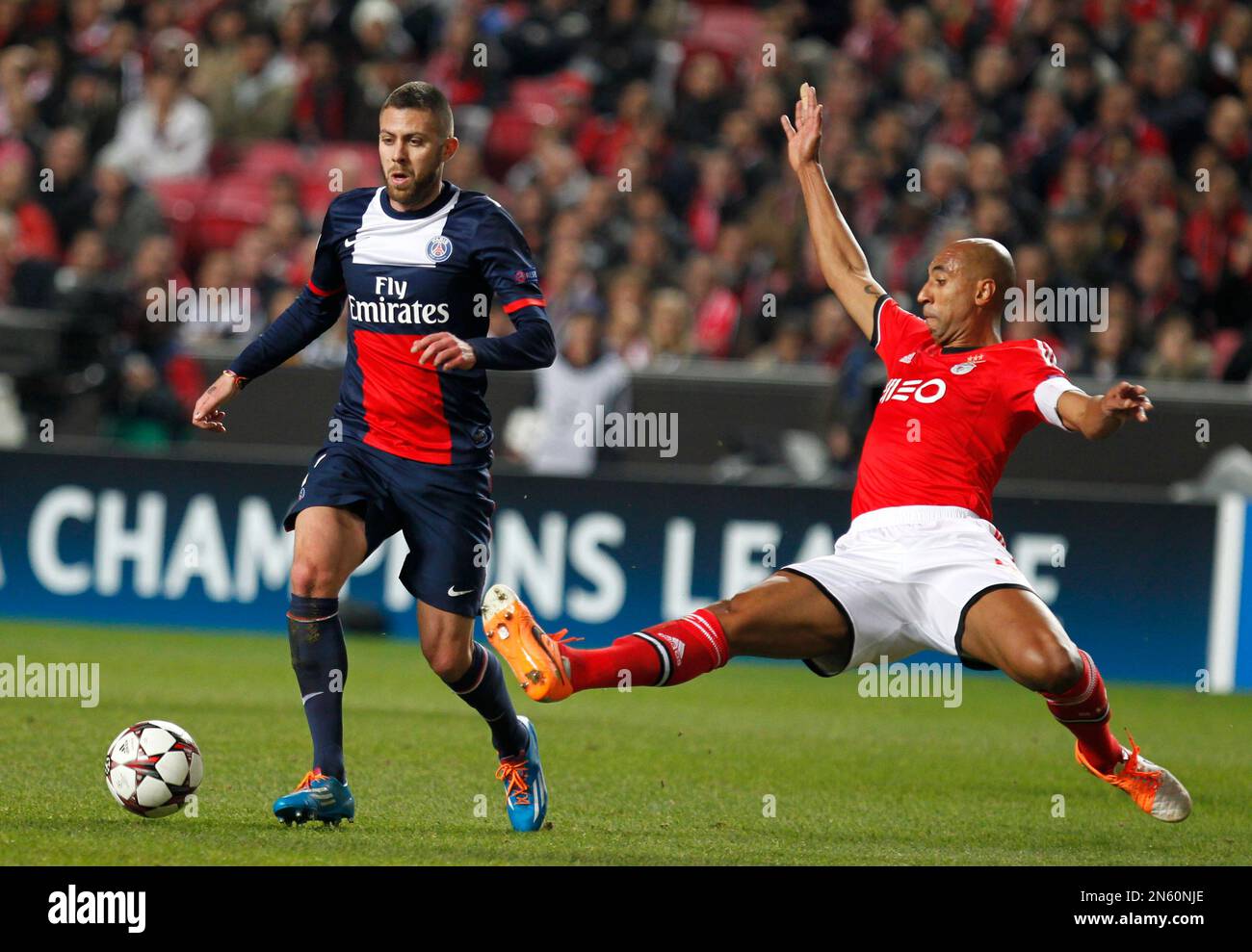 Benfica's Luisao, right, battles for the ball with PSG's Jeremy Menez during a Group C Champions League soccer match between Benfica and PSG at the Luz stadium in Lisbon, Tuesday Dec. 10, 2013. (AP Photo/Francisco Seco) Stockfoto