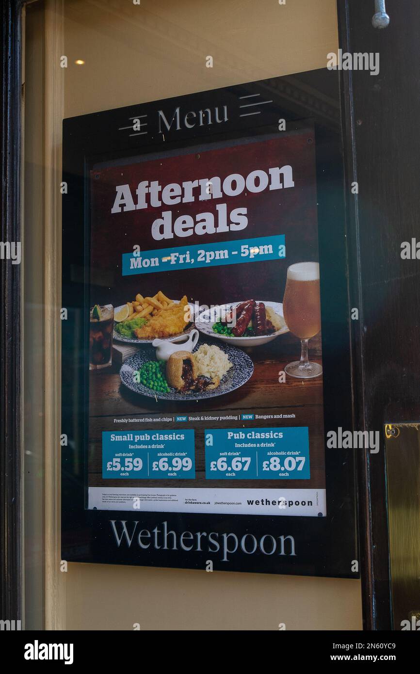 Uxbridge, London Borough of Hillingdon, Vereinigtes Königreich. 9. Februar 2023. Ein Wetherspoon Pub in Uxbridge. Die Preise in der Kneipenkette J D Wetherspoon sind um 7,5% gestiegen, indem man 29p Dollar extra auf ein Pint Bier und 75p Dollar auf das Essen in den Kneipen setzte. Kredit: Maureen McLean/Alamy Live News Stockfoto