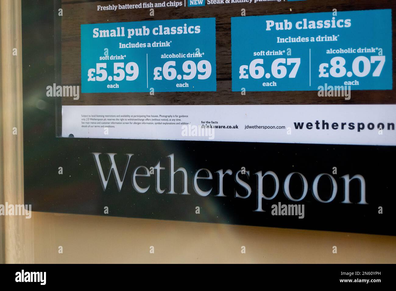 Uxbridge, London Borough of Hillingdon, Vereinigtes Königreich. 9. Februar 2023. Ein Wetherspoon Pub in Uxbridge. Die Preise in der Kneipenkette J D Wetherspoon sind um 7,5% gestiegen, indem man 29p Dollar extra auf ein Pint Bier und 75p Dollar auf das Essen in den Kneipen setzte. Kredit: Maureen McLean/Alamy Live News Stockfoto
