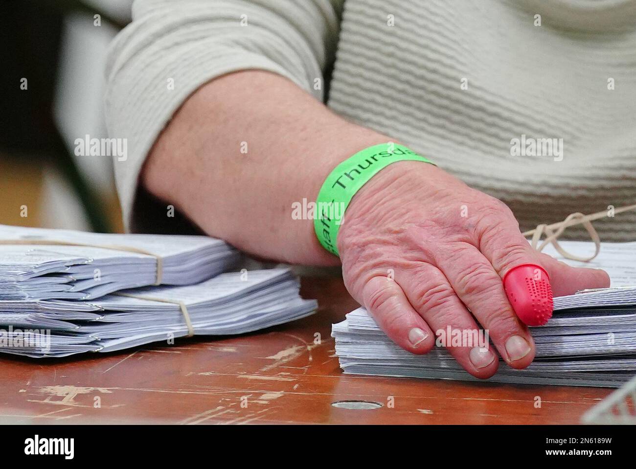 Die Stimmzettel werden während der Auszählung der Nachwahlen in West Lancashire im Burscough