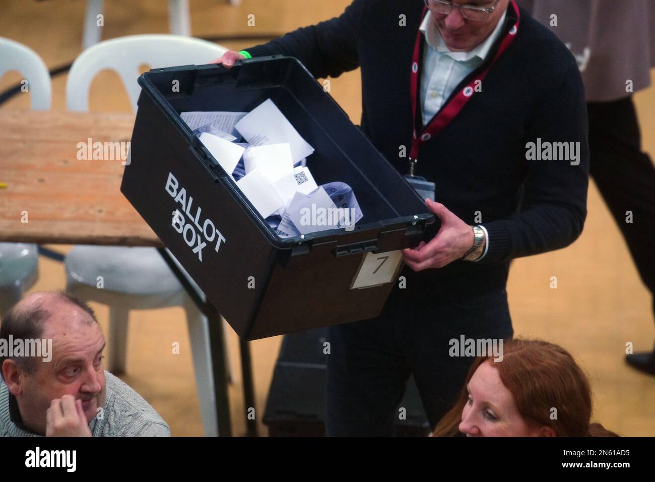 Die Stimmzettel werden während der Auszählung der Nachwahlen in West Lancashire im Burscough Racquet and Fitness Centre in Ormskirk, Lancashire, sortiert und verifiziert. Foto: Donnerstag, 9. Februar 2023. Stockfoto