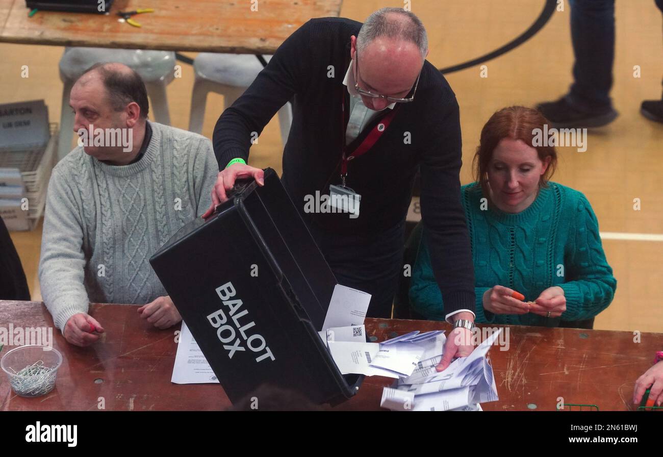 Die Stimmzettel werden während der Auszählung der Nachwahlen in West Lancashire im Burscough