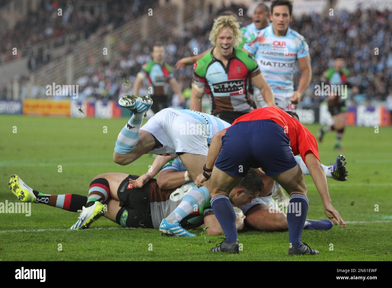 CORRECTS NAME OF TEAM Britain's Harlequins player Nick Easter scores a try despite the challenge from France's Racing Metro 92 defenders during their Heineken Cup rugby match, at the Stade de la Beaujoire in Nantes, western France, Saturday, Dec. 7, 2013. (AP Photo/David Vincent) Stockfoto