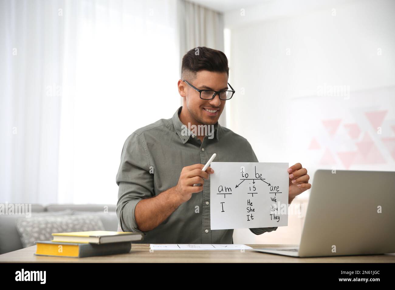 Lehrer, der Online-Unterricht während der Quarantäne gibt. Zu Hause lernen Stockfoto
