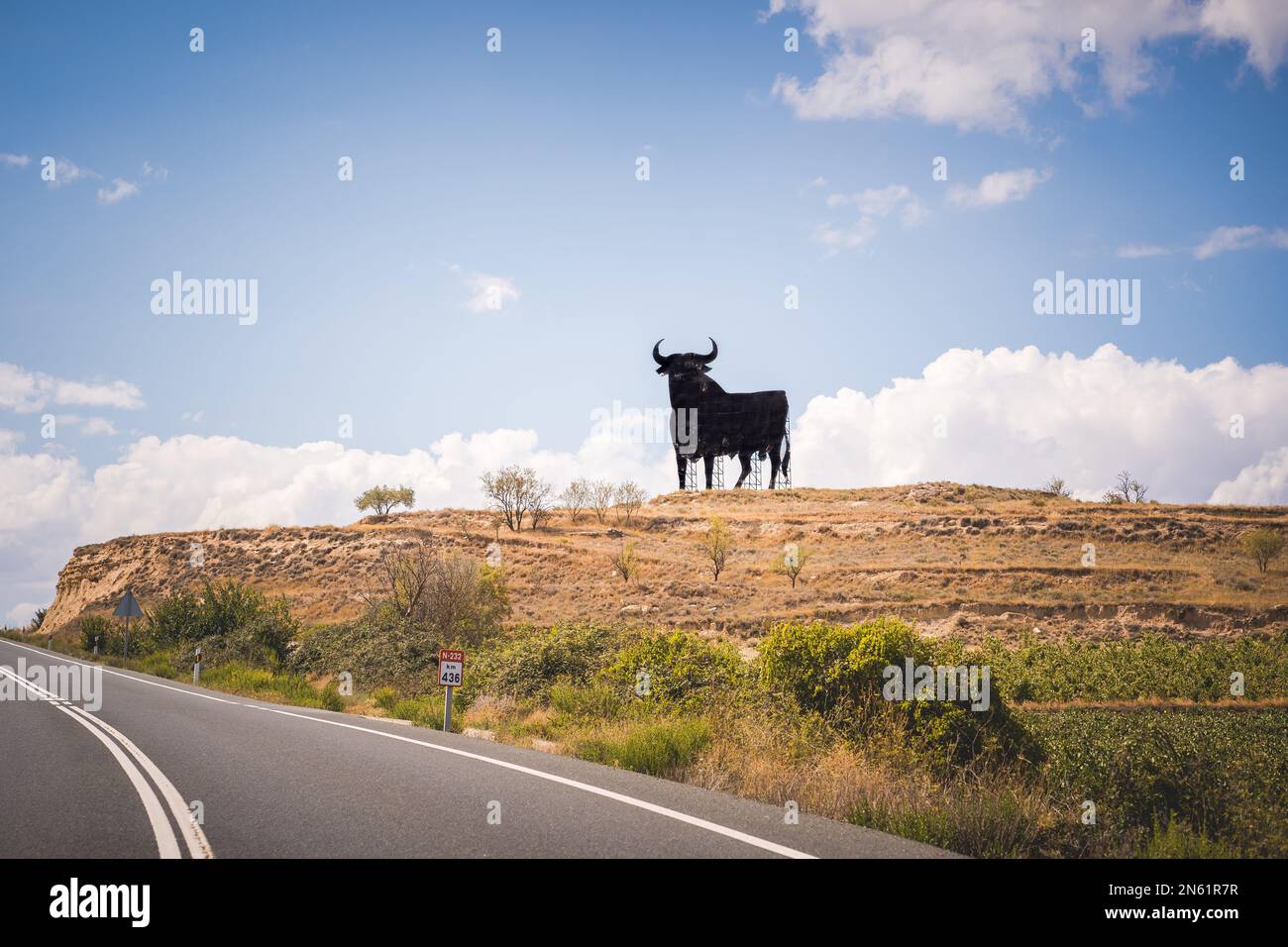 Blick auf den berühmten Stier, der auf verschiedenen Straßen entlang Spaniens zu sehen ist Stockfoto