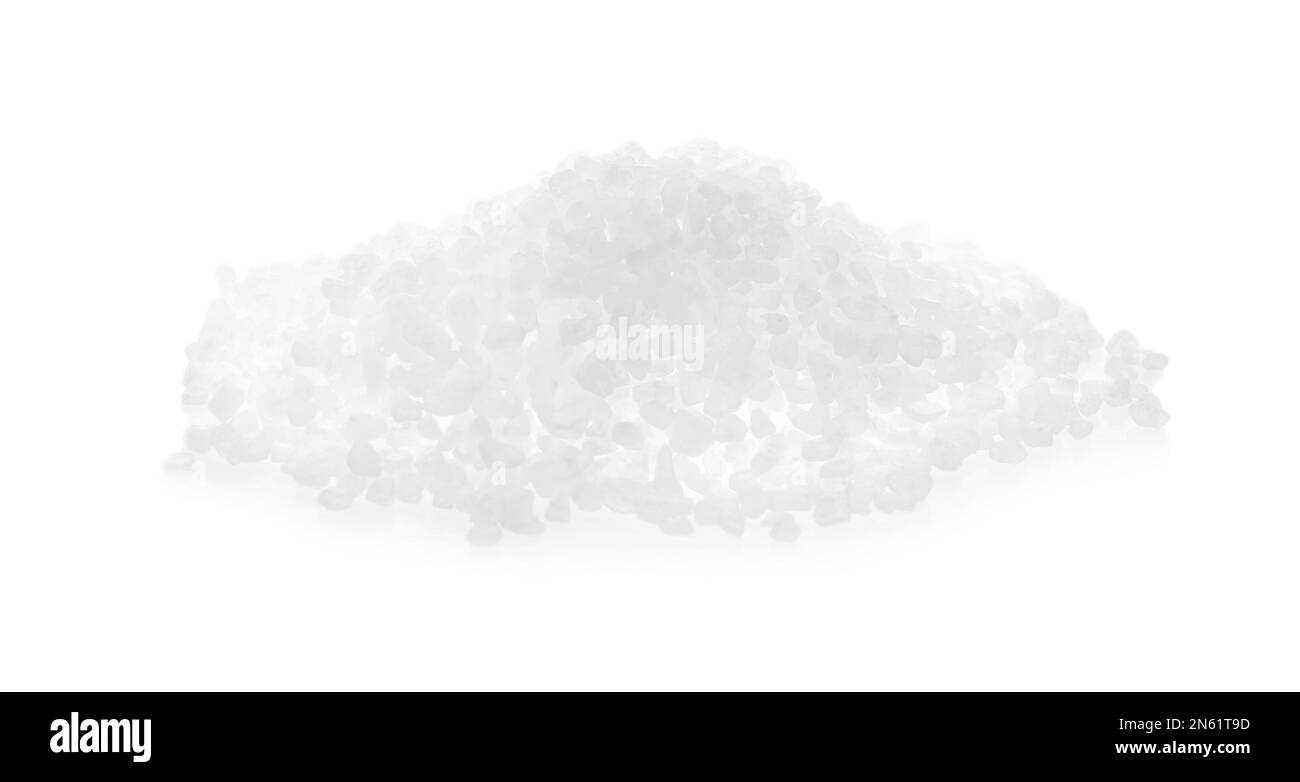 Ein Haufen natürliches Salz auf weißem Hintergrund Stockfoto