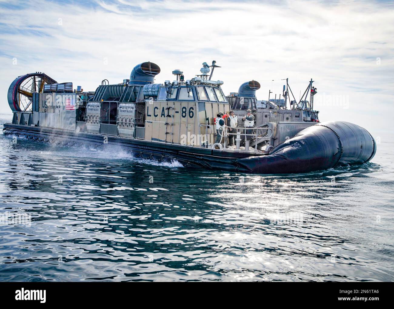ATLANTIK – Matrosen, die der ACU (Assault Craft Unit) zugeteilt sind, betreiben Luftkissen von Landungsflugzeugen (LCAC) während der Bergungsarbeiten eines Hochgeballons im Atlantik am 8. Februar 2023. Auf Anweisung des Präsidenten der Vereinigten Staaten und mit voller Unterstützung der kanadischen Regierung, US-Kampfflugzeuge unter U.S. Die Northern Command Authority hat einen Überwachungsballon in großer Höhe im US-Luftraum und über US-Territorialgewässern zum Absturz gebracht. 4. Februar 2023. Stockfoto
