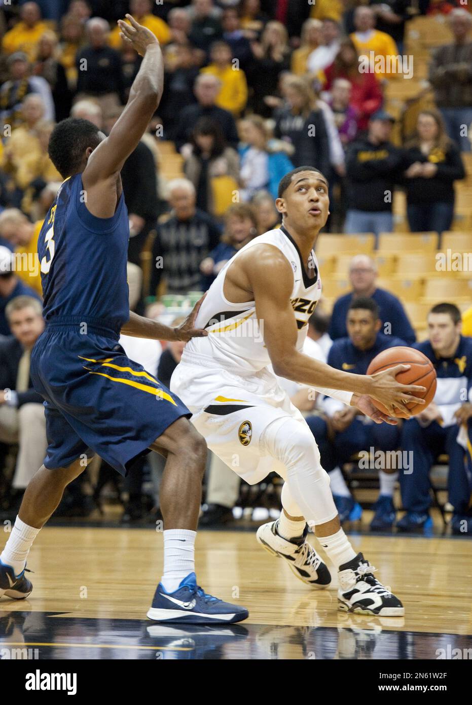 Missouri's Jordan Clarkson, right, drives around West Virginia's Juwan Staten, left, during the first half of an NCAA college basketball game Thursday, Dec. 5, 2013, in Columbia, Mo. (AP Photo/L.G. Patterson) Stockfoto