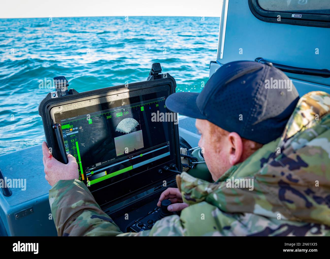 ATLANTIK (7. Februar 2023) Ein Matrose, der der explosiven Ordnance Disposal Group 2 zugeteilt ist, führt eine Suche nach Trümmern mit einem Unterwasserfahrzeug während der Bergung eines Ballons in großer Höhe im Atlantik durch, 7. Februar 2023. Auf Anweisung des Präsidenten der Vereinigten Staaten und mit voller Unterstützung der kanadischen Regierung, US-Kampfflugzeuge unter U.S. Die Northern Command Authority hat einen Überwachungsballon in großer Höhe im US-Luftraum und über US-Territorialgewässern zum Absturz gebracht. 4. Februar 2023. Stockfoto