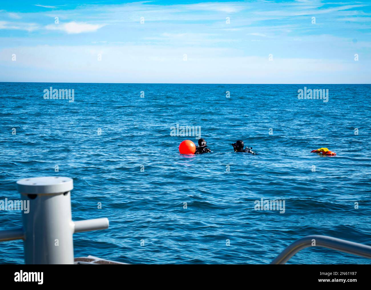 ATLANTIK (7. Februar 2023) Matrosen, die der Sprengstoffbeseitigungsgruppe 2 zugeordnet sind, bereiten sich auf die Suche nach Trümmern während der Bergung eines Ballons in großer Höhe im Atlantik vor, 7. Februar 2023. Auf Anweisung des Präsidenten der Vereinigten Staaten und mit voller Unterstützung der kanadischen Regierung, US-Kampfflugzeuge unter U.S. Die Northern Command Authority hat einen Überwachungsballon in großer Höhe im US-Luftraum und über US-Territorialgewässern zum Absturz gebracht. 4. Februar 2023. Stockfoto
