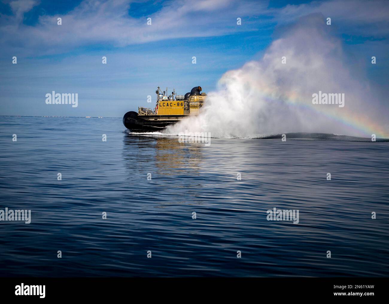 ATLANTIK – Matrosen, die der ACU (Assault Craft Unit) zugeteilt sind, betreiben Luftkissen von Landungsflugzeugen (LCAC) während der Bergungsarbeiten eines Hochgeballons im Atlantik am 8. Februar 2023. Auf Anweisung des Präsidenten der Vereinigten Staaten und mit voller Unterstützung der kanadischen Regierung, US-Kampfflugzeuge unter U.S. Die Northern Command Authority hat einen Überwachungsballon in großer Höhe im US-Luftraum und über US-Territorialgewässern zum Absturz gebracht. 4. Februar 2023. Stockfoto