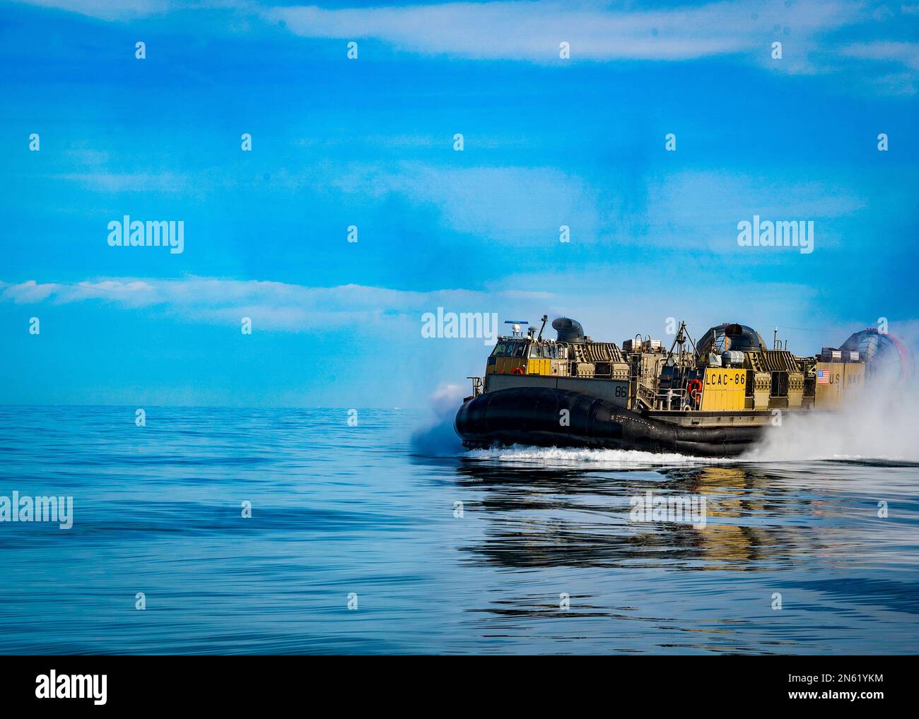 ATLANTIK – Matrosen, die der ACU (Assault Craft Unit) zugeteilt sind, betreiben Luftkissen von Landungsflugzeugen (LCAC) während der Bergungsarbeiten eines Hochgeballons im Atlantik am 8. Februar 2023. Auf Anweisung des Präsidenten der Vereinigten Staaten und mit voller Unterstützung der kanadischen Regierung, US-Kampfflugzeuge unter U.S. Die Northern Command Authority hat einen Überwachungsballon in großer Höhe im US-Luftraum und über US-Territorialgewässern zum Absturz gebracht. 4. Februar 2023. Stockfoto