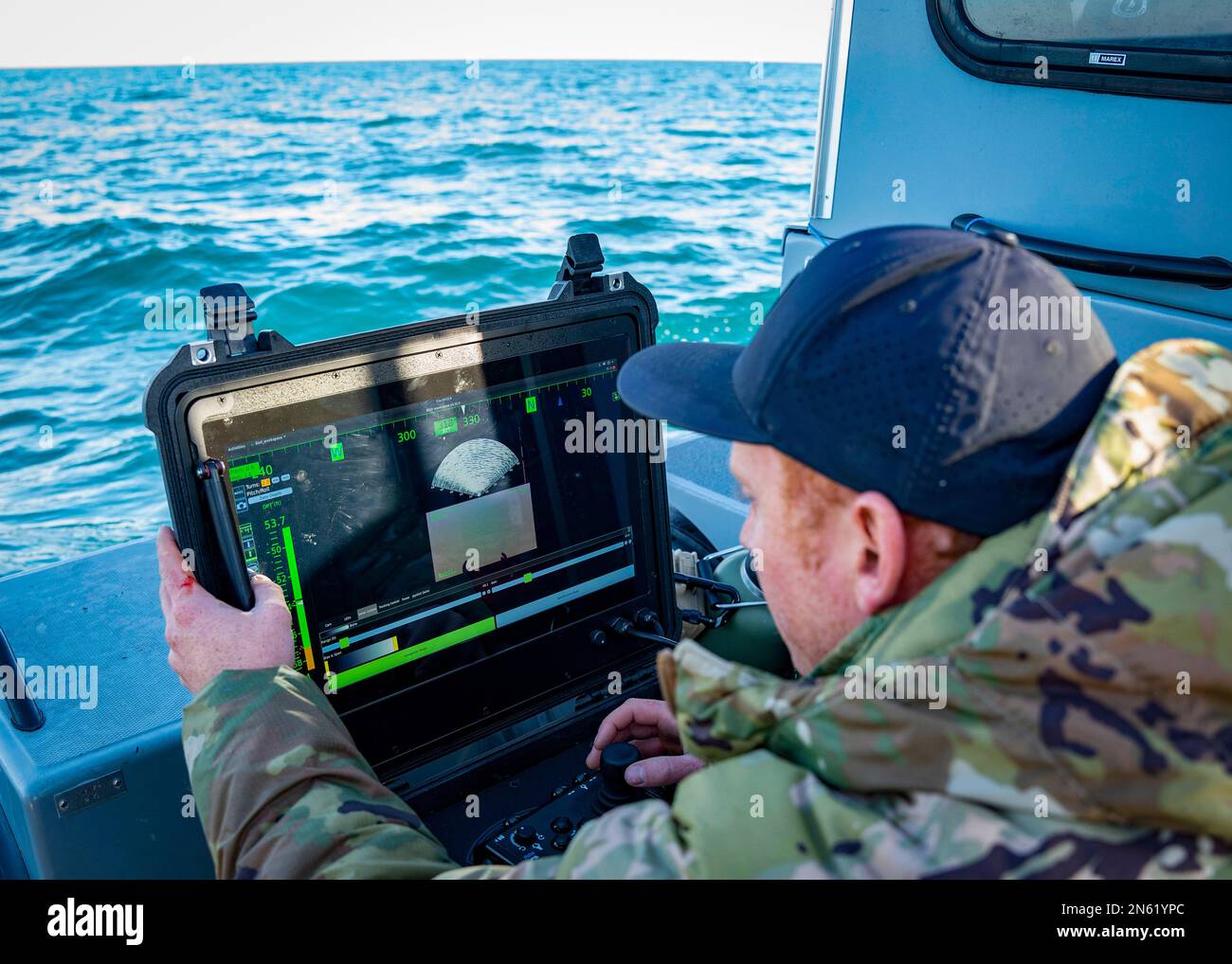 ATLANTIK (7. Februar 2023) Ein Matrose, der der explosiven Ordnance Disposal Group 2 zugeteilt ist, führt eine Suche nach Trümmern mit einem Unterwasserfahrzeug während der Bergung eines Ballons in großer Höhe im Atlantik durch, 7. Februar 2023. Auf Anweisung des Präsidenten der Vereinigten Staaten und mit voller Unterstützung der kanadischen Regierung, US-Kampfflugzeuge unter U.S. Die Northern Command Authority hat einen Überwachungsballon in großer Höhe im US-Luftraum und über US-Territorialgewässern zum Absturz gebracht. 4. Februar 2023. Stockfoto