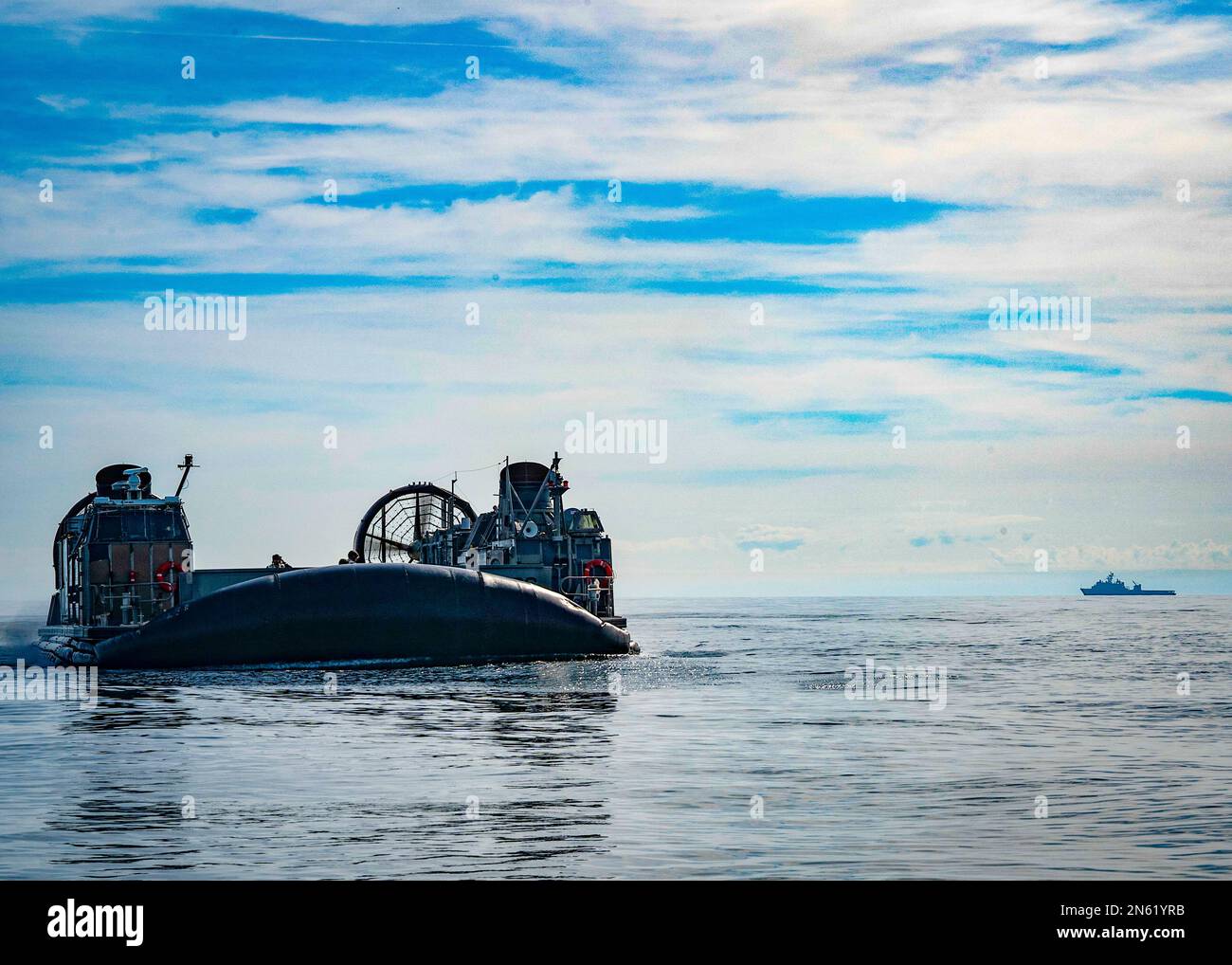 ATLANTIK – Matrosen, die der ACU (Assault Craft Unit) zugeteilt sind, betreiben Luftkissen von Landungsflugzeugen (LCAC) während der Bergungsarbeiten eines Hochgeballons im Atlantik am 8. Februar 2023. Auf Anweisung des Präsidenten der Vereinigten Staaten und mit voller Unterstützung der kanadischen Regierung, US-Kampfflugzeuge unter U.S. Die Northern Command Authority hat einen Überwachungsballon in großer Höhe im US-Luftraum und über US-Territorialgewässern zum Absturz gebracht. 4. Februar 2023. Stockfoto