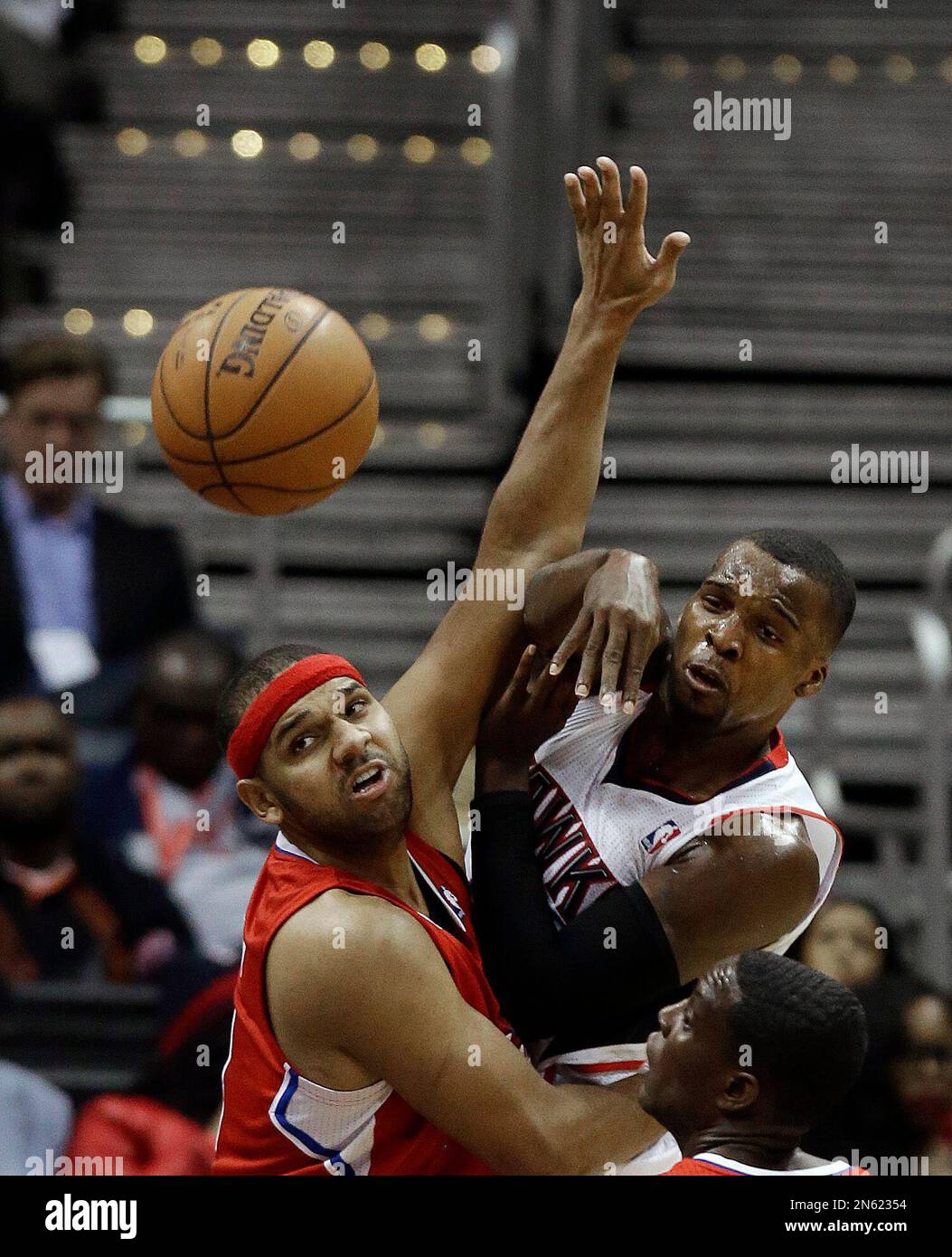 Atlanta Hawks point guard Shelvin Mack (8) passes as Los Angeles Clippers small forward Jared Dudley (9) defends in the second half of an NBA basketball game Wednesday, Dec. 4, 2013, in Atlanta. Atlanta won 107-97. (AP Photo/John Bazemore) Stockfoto