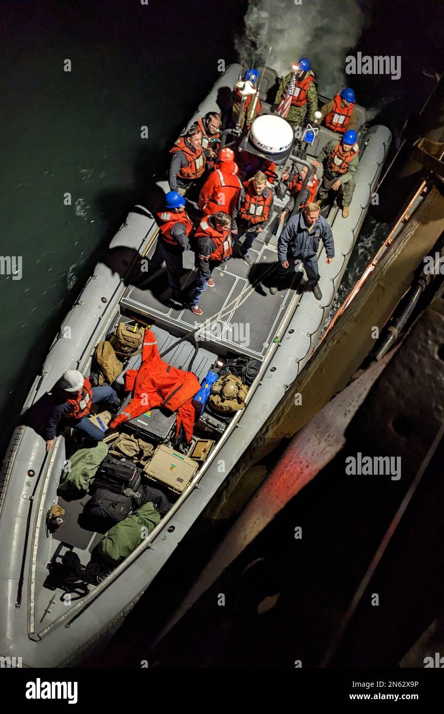 FBI-Experten bereiten sich darauf vor, an Bord der USS Carter Hull zu gehen, um Such- und Bergungsoperationen in Zusammenarbeit mit den USA durchzuführen Navy während der Bergungsbemühungen eines chinesischen Höhenballons im Atlantischen Ozean am 8. Februar 2023. Auf Anweisung des Präsidenten der Vereinigten Staaten und mit der vollen Unterstützung der kanadischen Regierung, eine US-amerikanische Air Force F-22 Raptor, auf Autorität des Northern Command, hat den chinesischen Spionageballon im souveränen US-Luftraum und über den Hoheitsgewässern der USA am 4. Februar 2023 angegriffen und zum Absturz gebracht. Foto von MC1 Ryan Seelbach/USA Marine/UPI Stockfoto