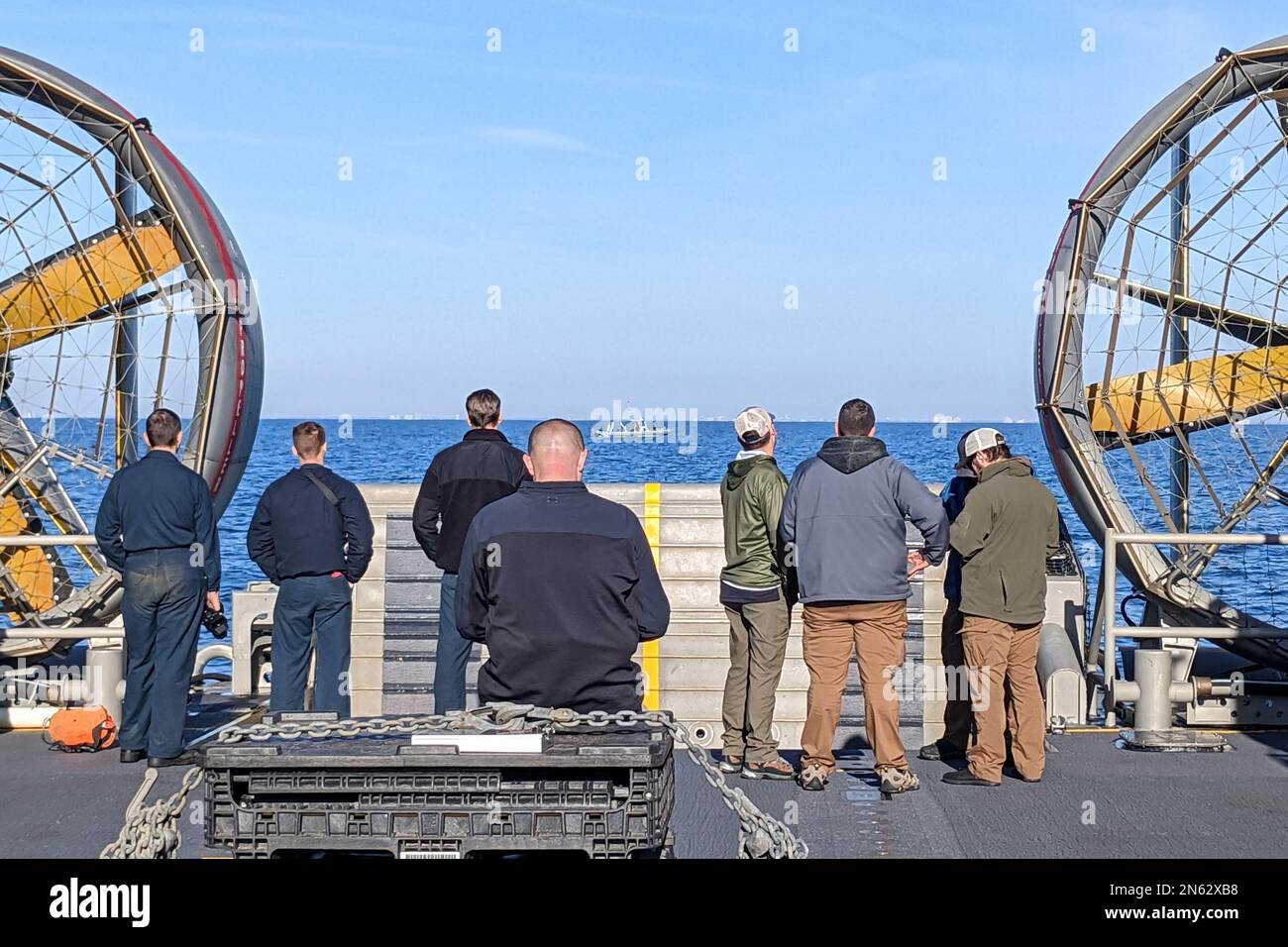 Technische und forensische FBI-Experten der FBI-Abteilung für Wissenschaft und Technologie, die für eingehende Beweise an Bord einer Assault Craft Unit (ACU) positioniert sind, betreiben vier Landefahrzeuge mit Luftkissen (LCAC) während der Bergungsarbeiten eines Ballons in großer Höhe im Atlantischen Ozean am 8. Februar 2023. Auf Anweisung des Präsidenten der Vereinigten Staaten und mit der vollen Unterstützung der kanadischen Regierung, eine US-amerikanische Air Force F-22 Raptor, auf Autorität des Northern Command, hat den chinesischen Spionageballon im souveränen US-Luftraum und über den Hoheitsgewässern der USA am 4. Februar 2023 angegriffen und zum Absturz gebracht Stockfoto