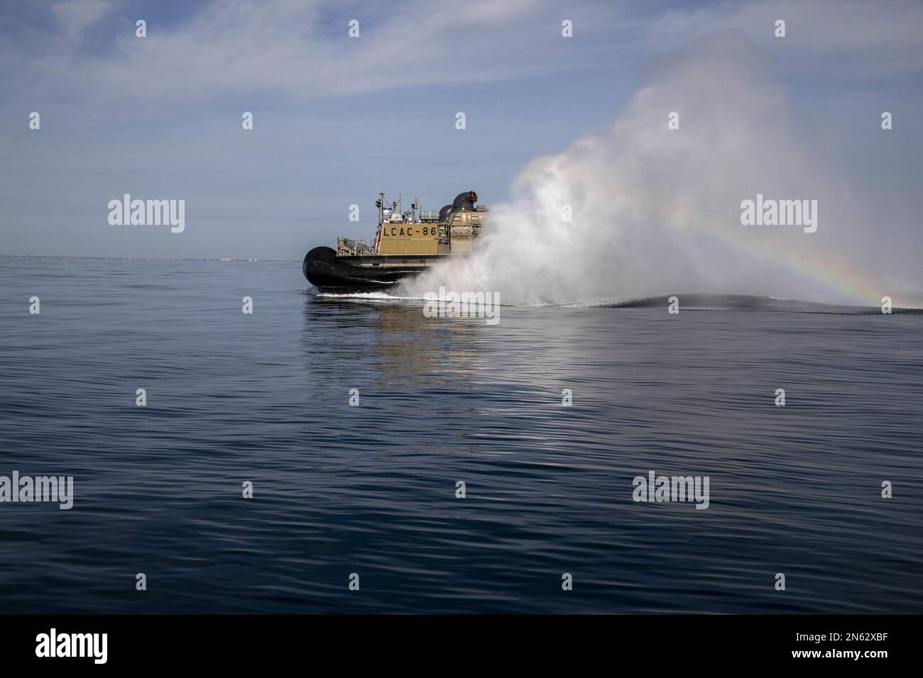 Am 8. Februar 2023 betreiben Seeleute, die der ACU (Assault Craft Unit) zugeteilt wurden, Luftkissen von Landungsbooten (LCAC) während der Bergungsarbeiten an einem Höhenballon im Atlantik. Auf Anweisung des Präsidenten der Vereinigten Staaten und mit der vollen Unterstützung der kanadischen Regierung, eine US-amerikanische Air Force F-22 Raptor, auf Autorität des Northern Command, hat den chinesischen Spionageballon im souveränen US-Luftraum und über den Hoheitsgewässern der USA am 4. Februar 2023 angegriffen und zum Absturz gebracht. Foto von MC1 Ryan Seelbach/USA Marine/UPI Stockfoto