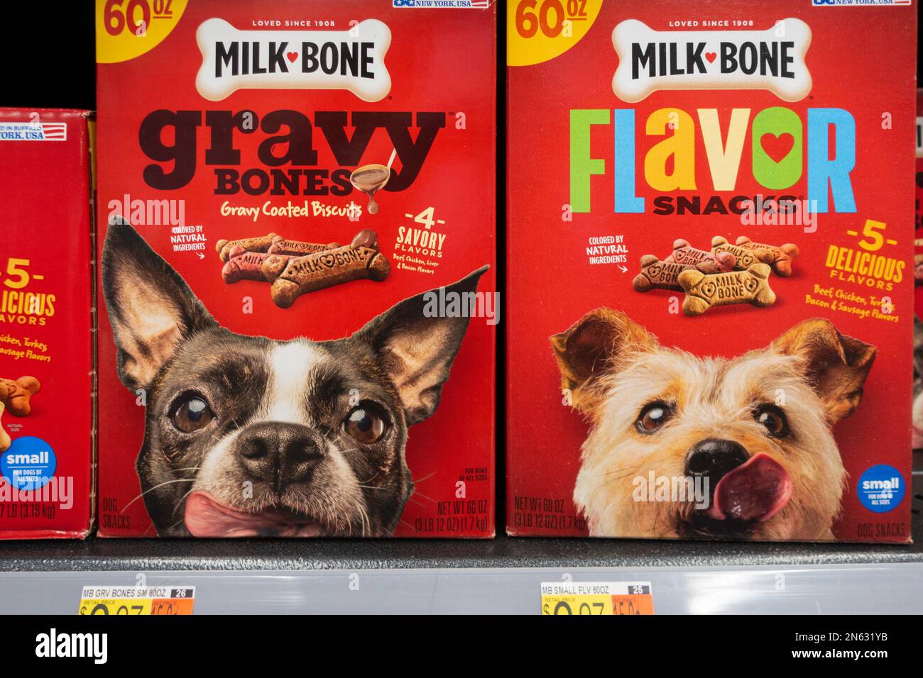 Lagerauslage mit Regalen mit Kästen mit Milchknochen für Hunde. Kansas, USA. Stockfoto