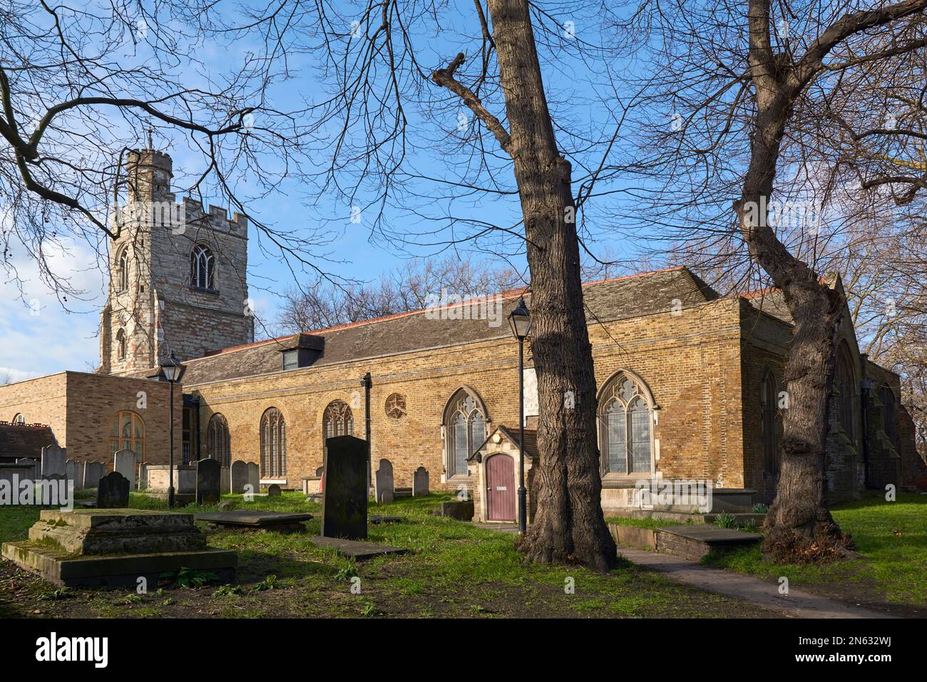 Die historische „Grade I“-Kirche, West Ham, East London UK, ist mit Stoffen aus dem 12. Jahrhundert aufgeführt Stockfoto