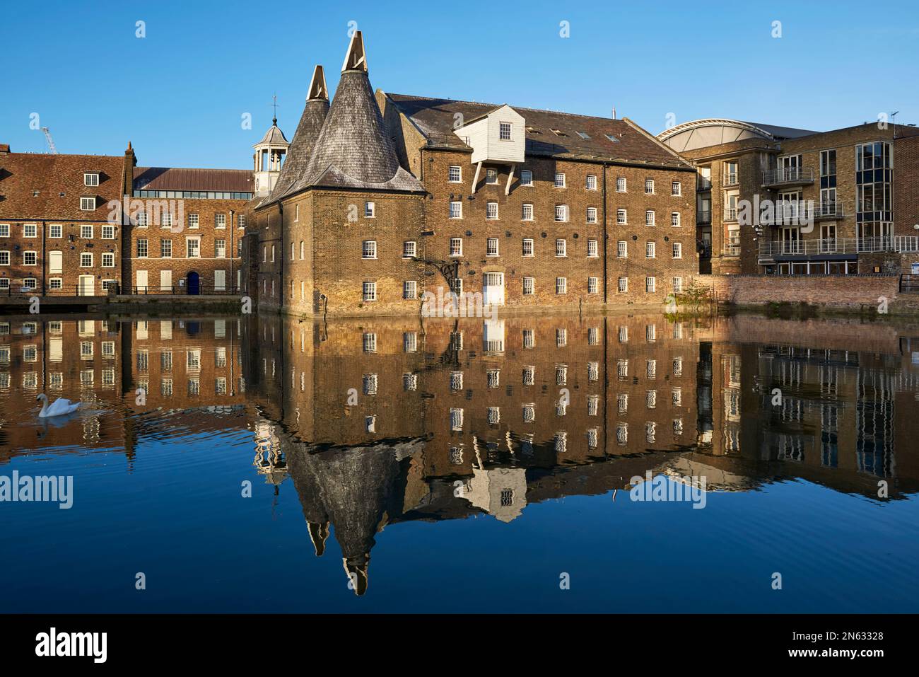 Das historische Three Mills Gebäude am Fluss Lea in Bromley-by-Bow, East London, Südostengland Stockfoto