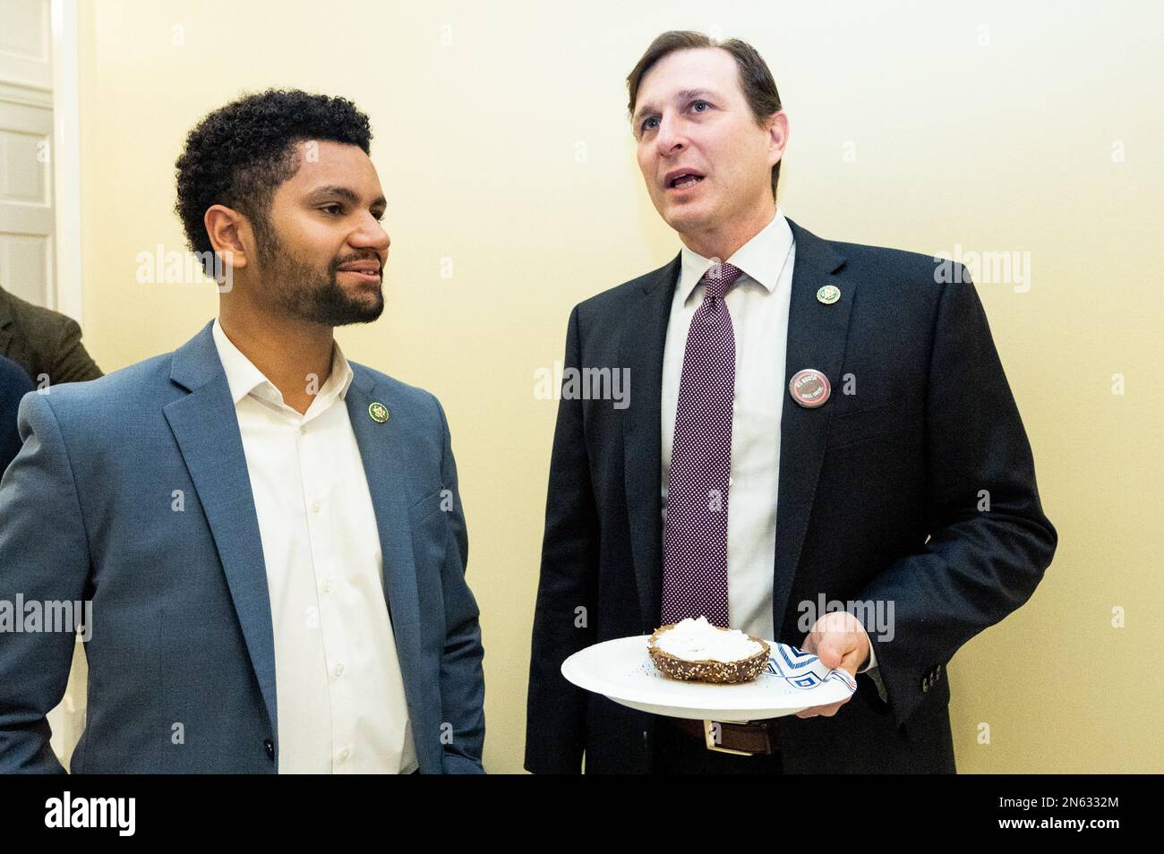 Washington, Usa. 09. Februar 2023. USA Repräsentant Daniel Goldman (D-NY), der die Tugend von Bagels aus New York City in die USA lobt Repräsentant Maxwell Frost (D-FL) (der Fotograf hat nicht gehört, was tatsächlich gesagt wurde, und das ist reine Vermutung Ihrerseits) bei der ersten Begegnung des Bagel Caucus, die er am National Bagel & Lox Day in den USA organisierte Kapitol. (Foto: Michael Brochstein/Sipa USA) Guthaben: SIPA USA/Alamy Live News Stockfoto