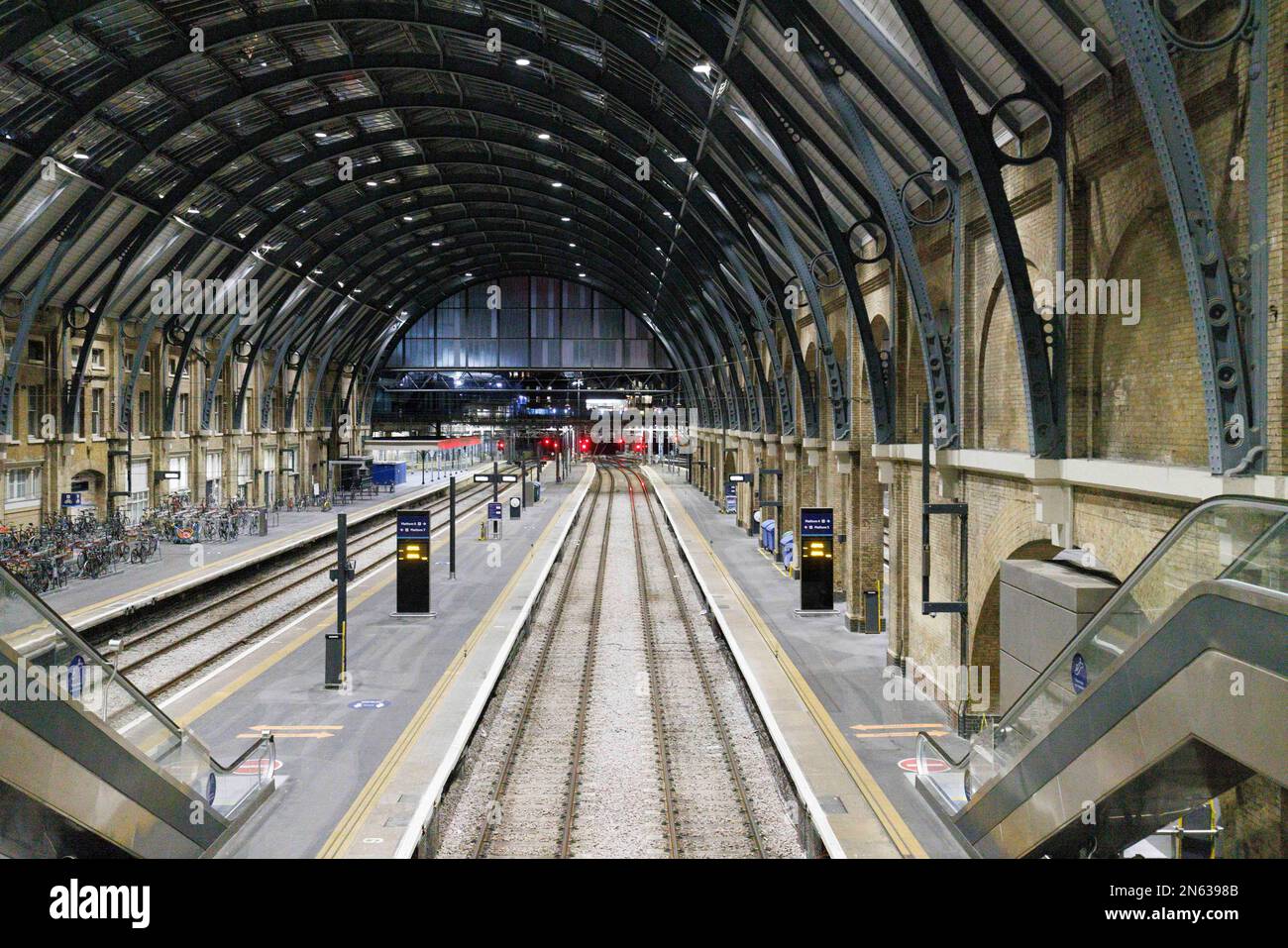 Die Zugfahrergewerkschaften Aslef und RMT haben heute einen Rundgang angekündigt, der im Februar zum zweiten Streik der Eisenbahn geführt hat. Abbildung: London King's Cross Train St. Stockfoto