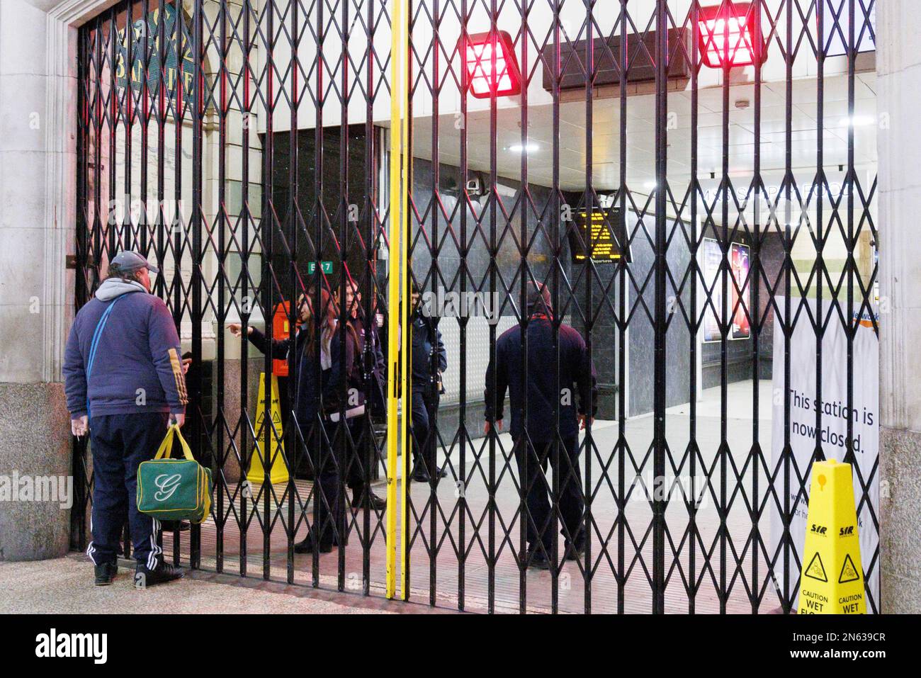 Der Londoner Bahnhof Victoria heute Morgen, als die Eisenbahnfahrergewerkschaft Aslef heute einen Rundgang veranstaltet. Stockfoto