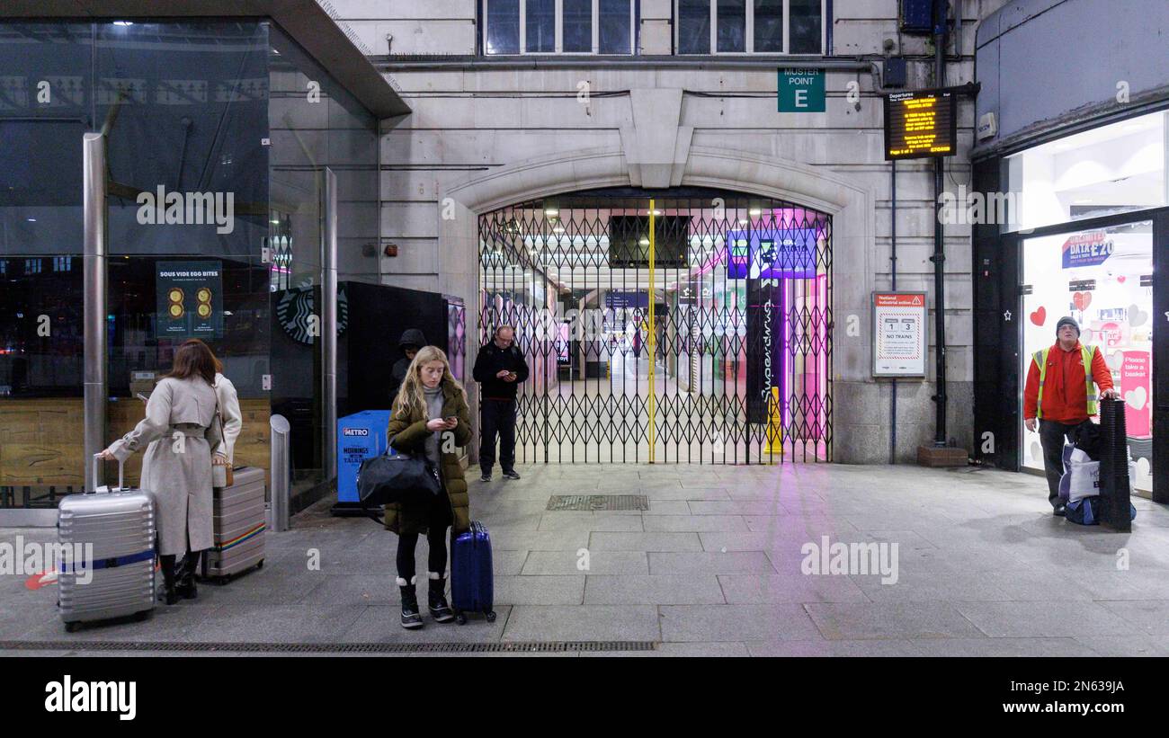 Der Londoner Bahnhof Victoria heute Morgen, als die Eisenbahnfahrergewerkschaft Aslef heute einen Rundgang veranstaltet. Stockfoto