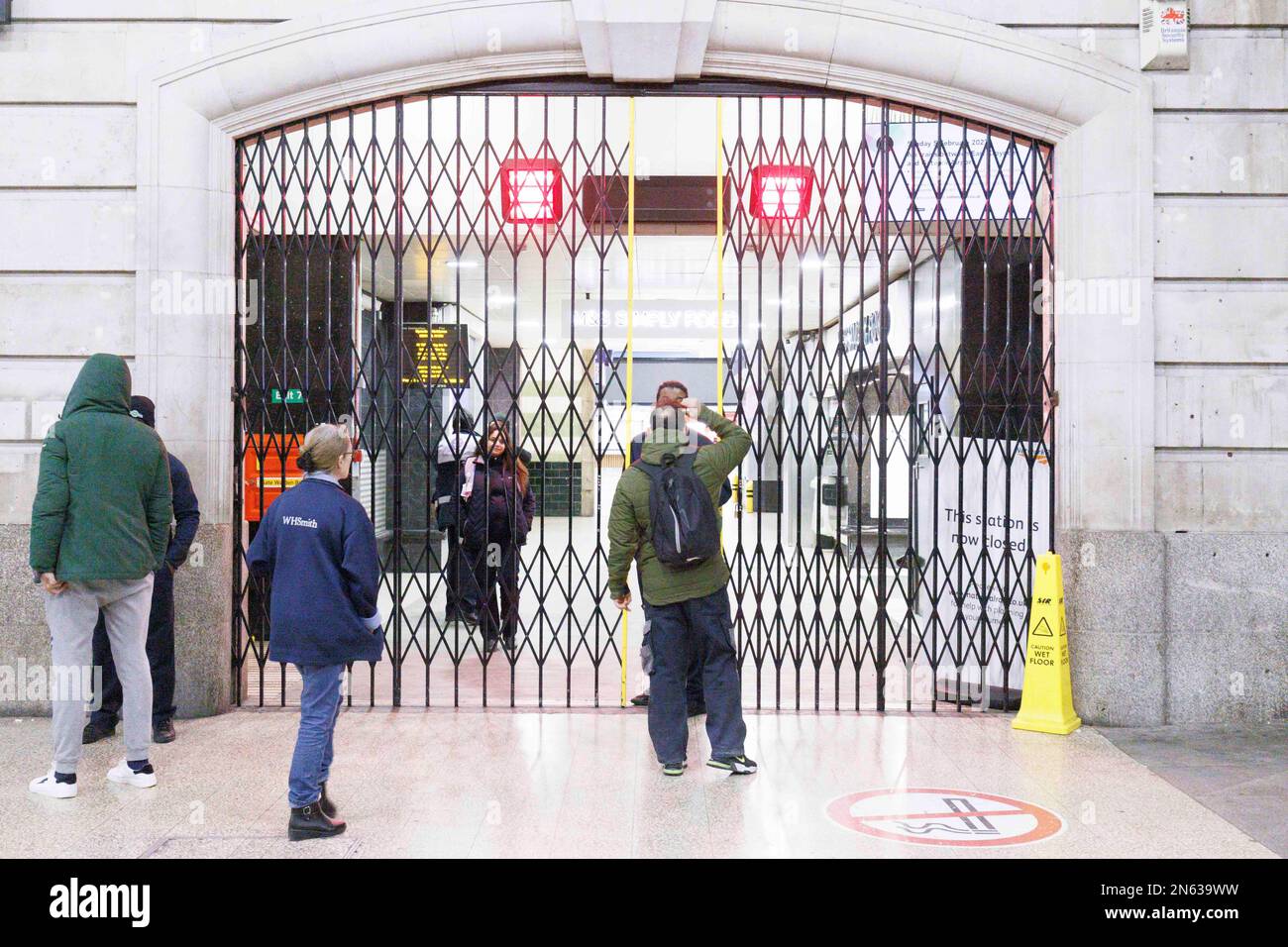 Der Londoner Bahnhof Victoria heute Morgen, als die Eisenbahnfahrergewerkschaft Aslef heute einen Rundgang veranstaltet. Stockfoto