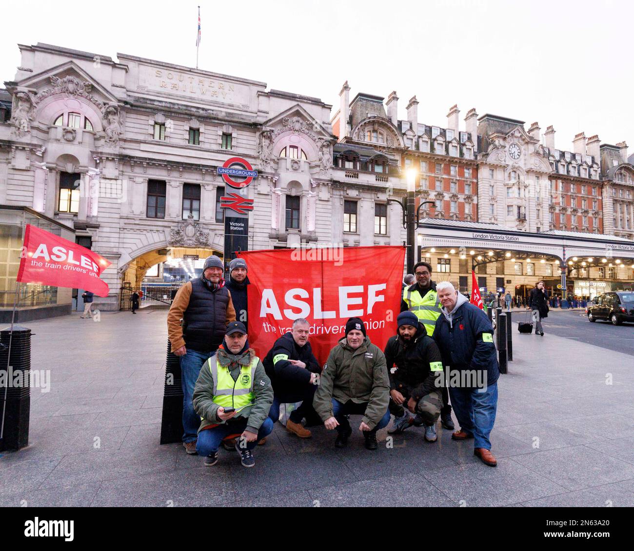 Ein Aslef-Streikposten vor dem Londoner Bahnhof Victoria, heute, wenn die Spaziergänge am Morgen beginnen. Stockfoto